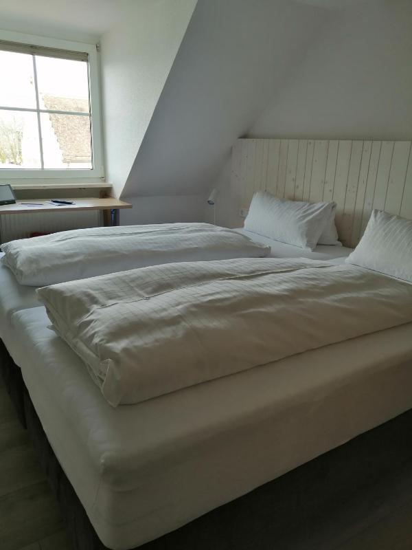 Economy Double Room image 3