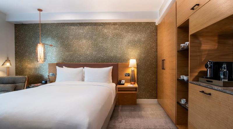 Superior Queen Room with Canary Wharf View image 4