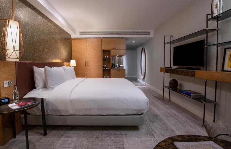 Superior Queen Room with Canary Wharf View image 1