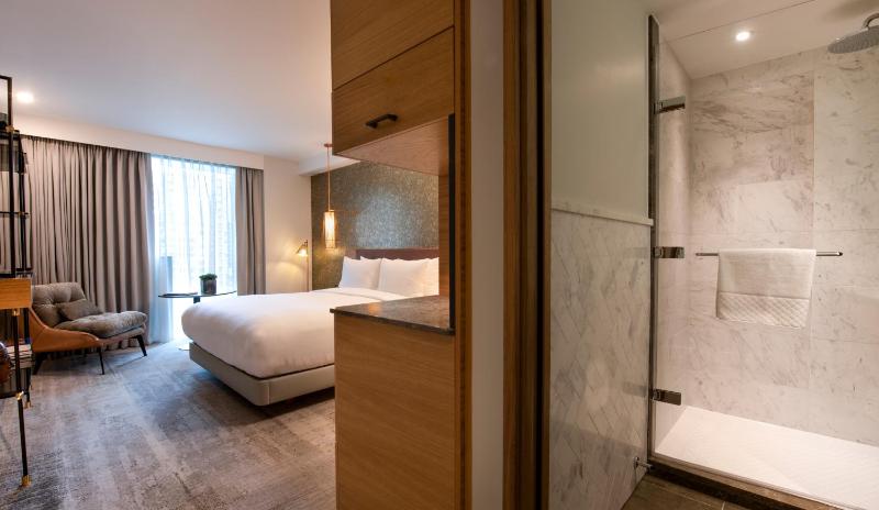 Superior Queen Room with Canary Wharf View image 3