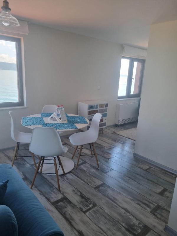Deluxe One-Bedroom Apartment with Sea View image 3