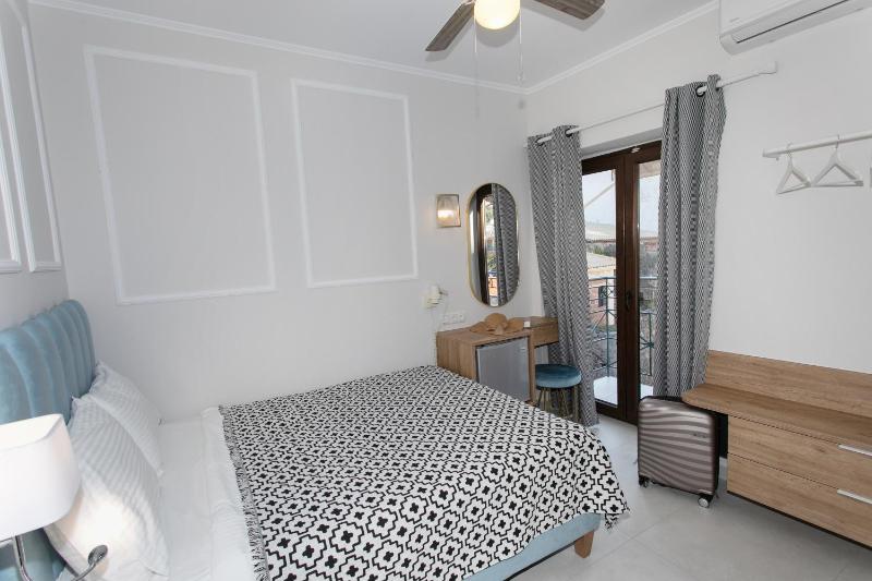 Paradise Hotel - image 37