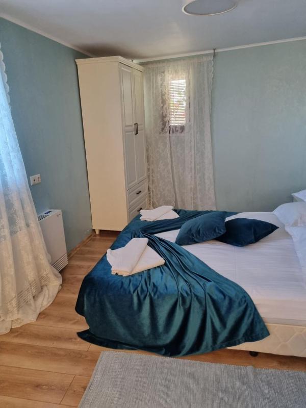 One Bedroom Apartment with Street View image 3