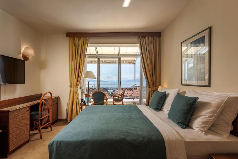 Premium Room with Balcony image 3