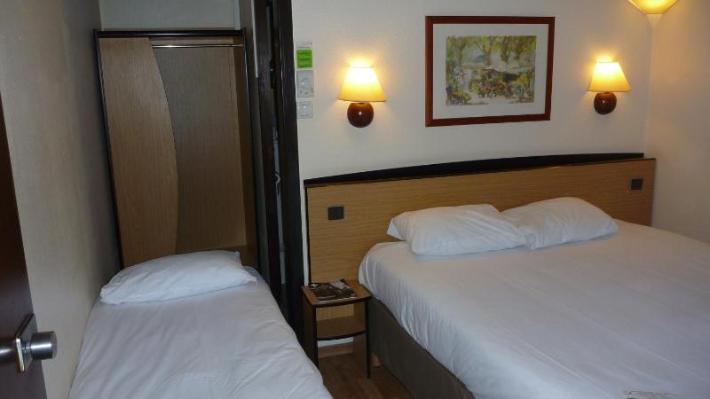 Junior Twin Room image 3
