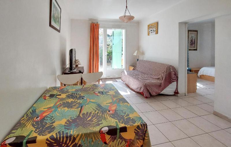 Stunning Apartment In Sanary-Sur-Mer With Wifi - image 5