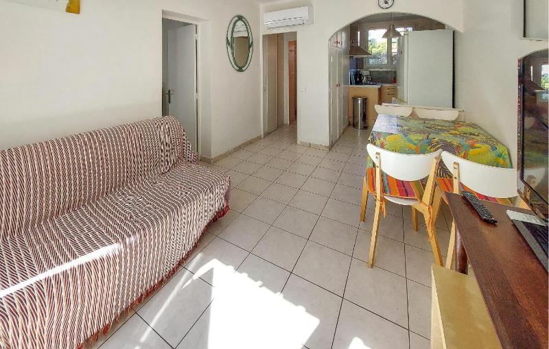 Stunning Apartment In Sanary-Sur-Mer With Wifi - image 3