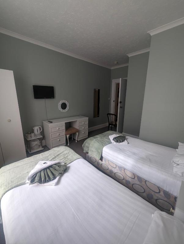 Twin Room image 4