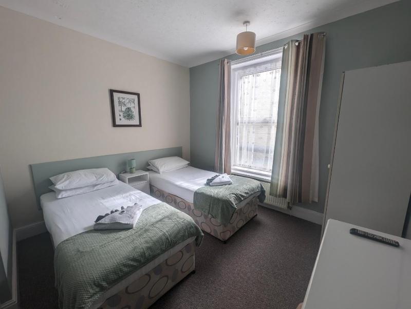 Twin Room image 3