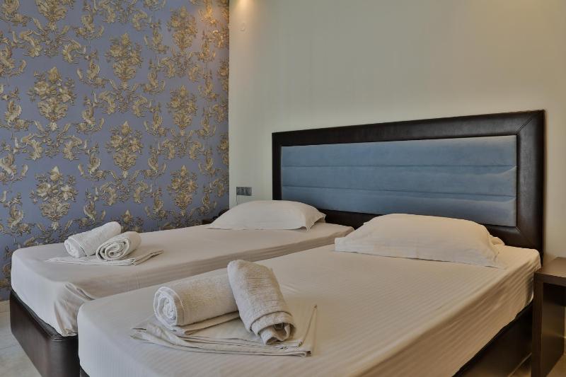 Standard Twin Room image 1