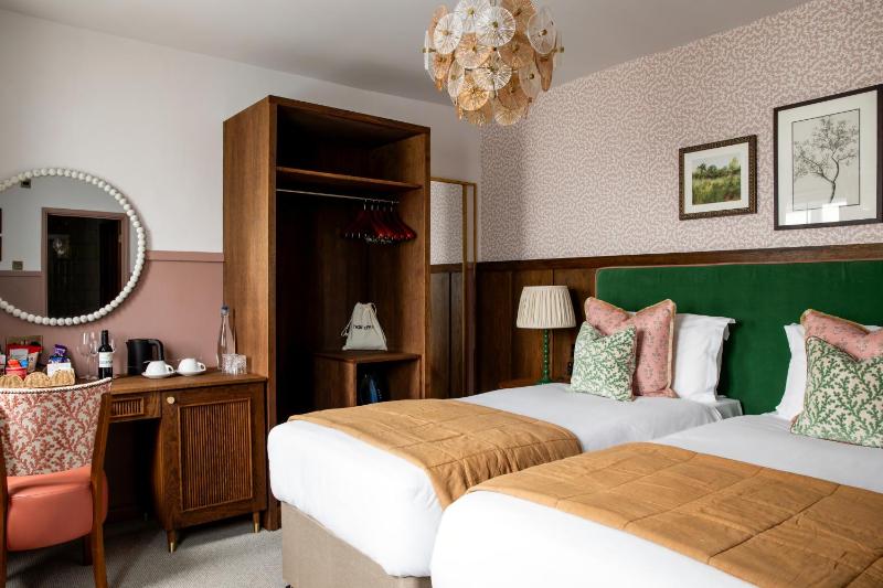 Superior Twin Room image 1