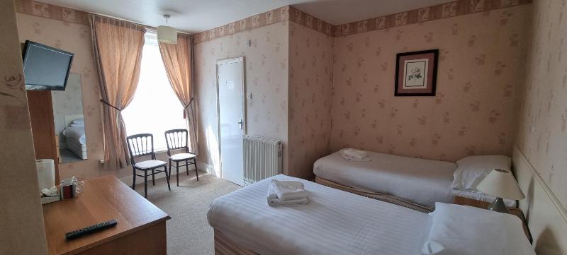 Twin Room image 2