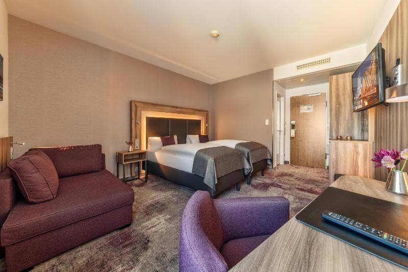 Superior Twin Room with Cathedral view image 4