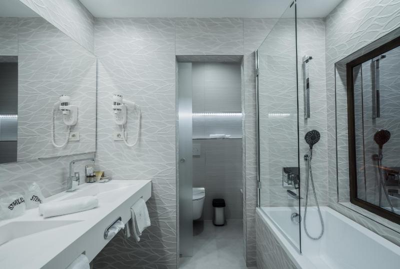 Junior Suite with Balcony image 3