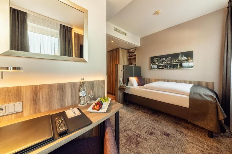 Superior Single Room with Cathedral view image 2