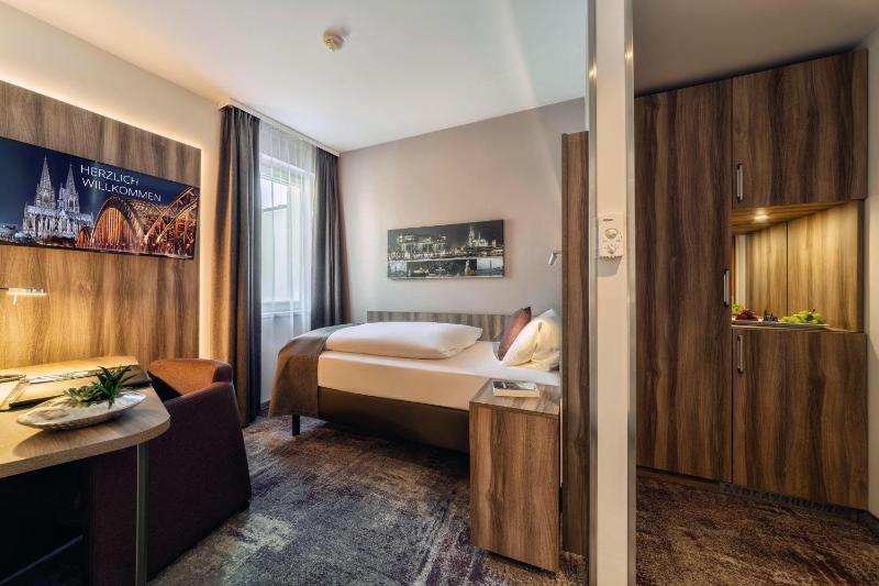 Superior Single Room with Cathedral view image 1
