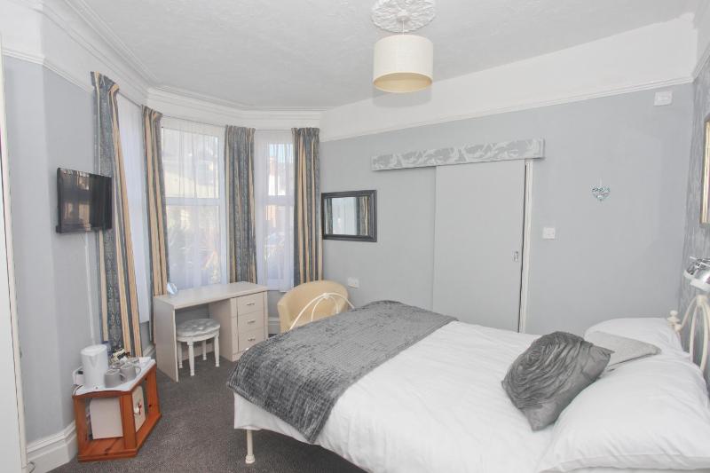Small Double Room image 4