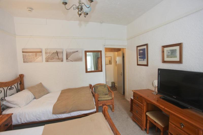 Twin Room with Shower image 3