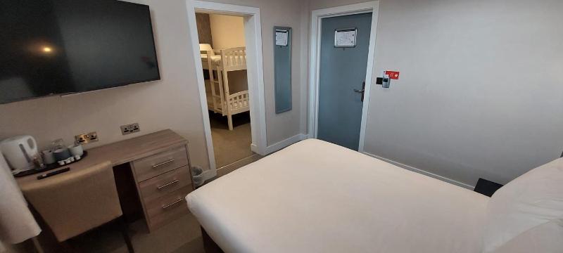 Deluxe Family Room image 3