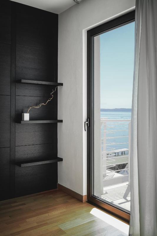 Deluxe Double Room with Balcony - Lake View image 3
