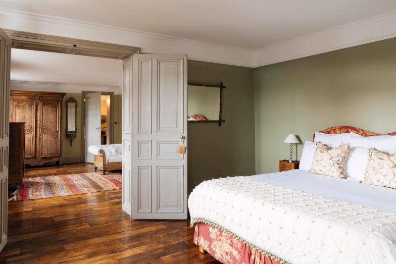 Suite with Garden View image 4