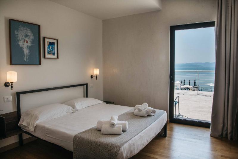 Deluxe Double Room with Balcony - Lake View image 1