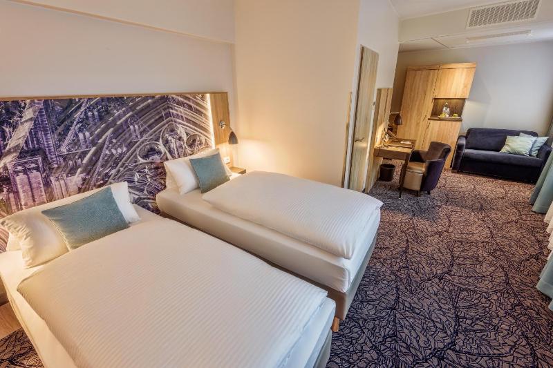 Superior Twin Room image 4