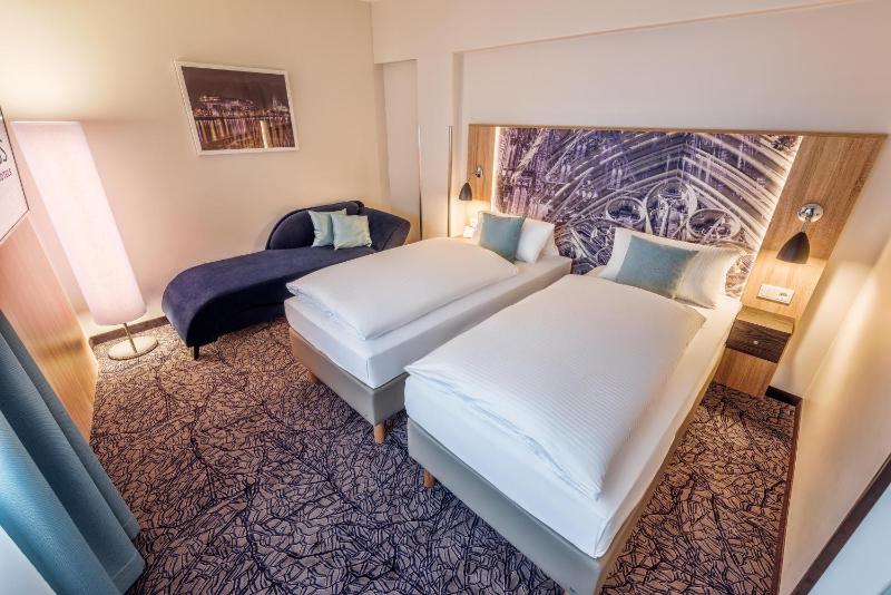 Superior Twin Room image 2