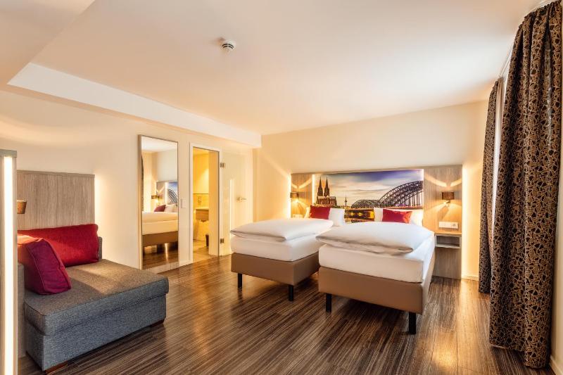 Superior Twin Room image 3