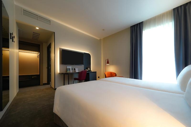 Standard Twin Room image 3