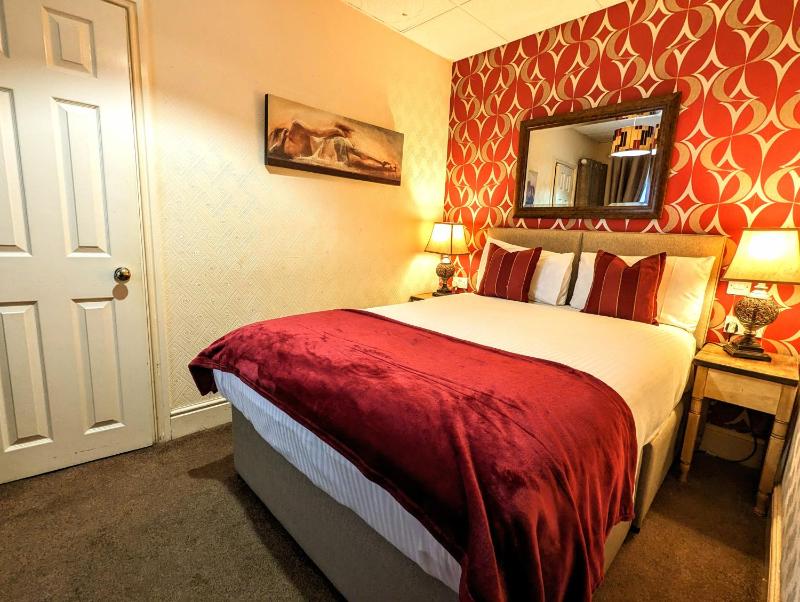 Small Double Room image 3