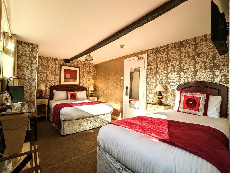 Twin Room image 4