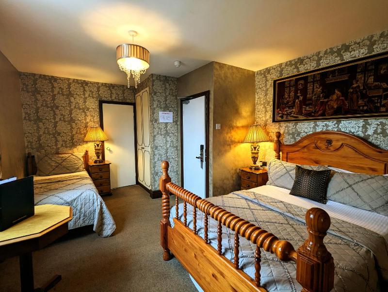 Twin Room image 2