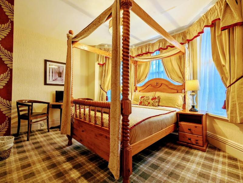 Four Poster Room image 3