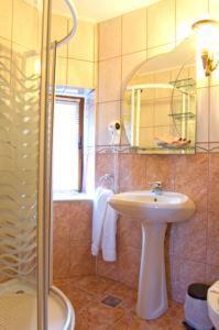 Standard Double Room image 3