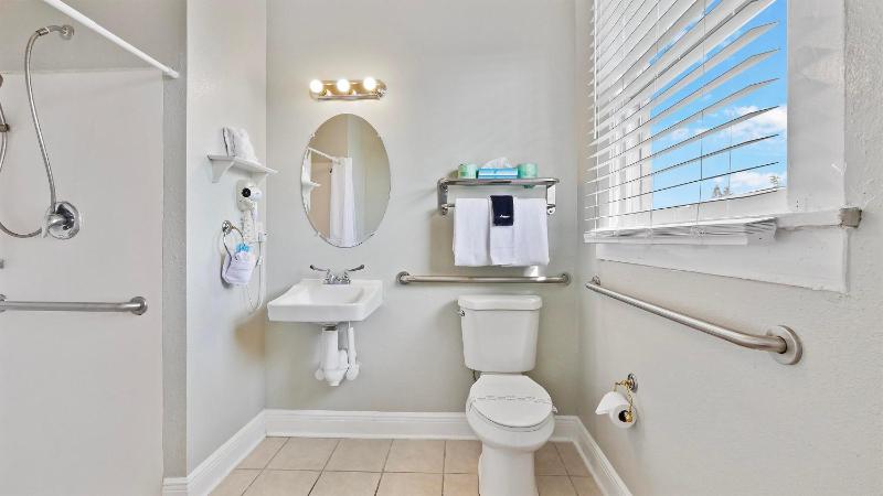 Queen Room - Disability Access image 3