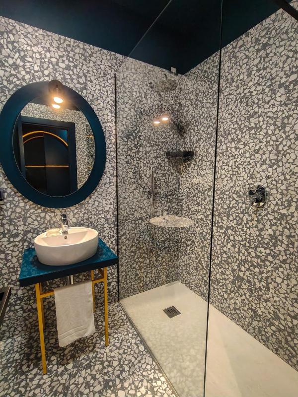 Standard Queen Room image 3