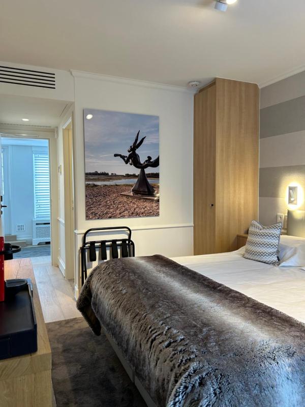 Standard King Room image 3