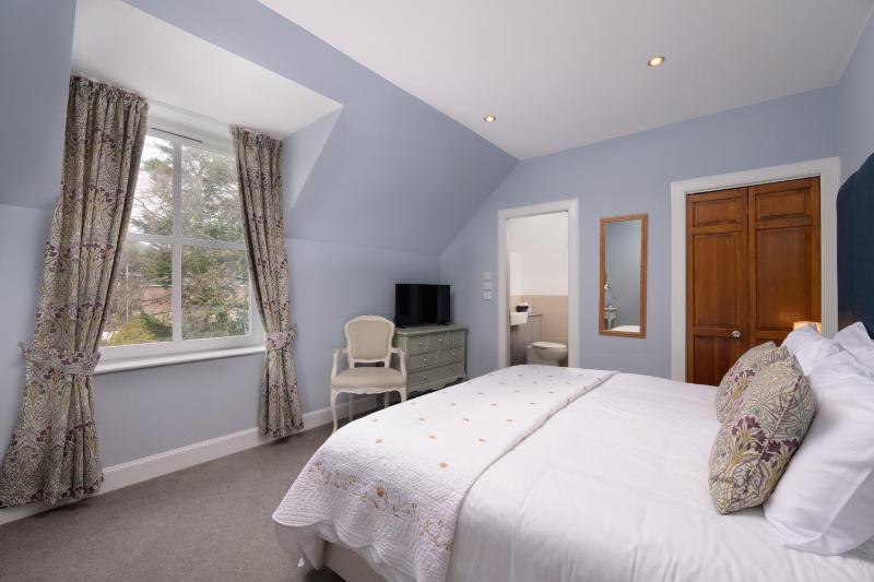 King Double Room image 3