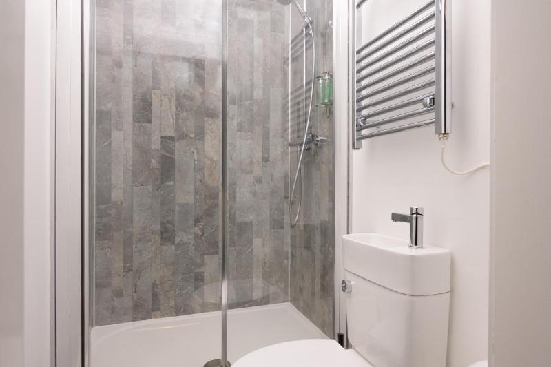 King Double Room image 4