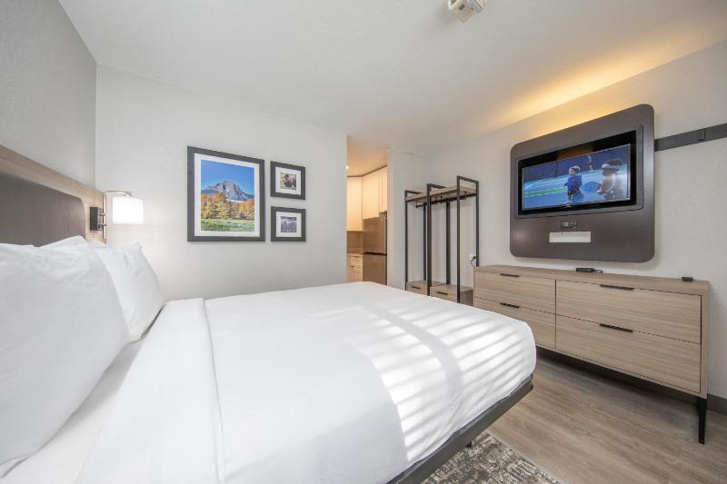 1 Queen Studio with Kitchenette, Non-Smoking image 4
