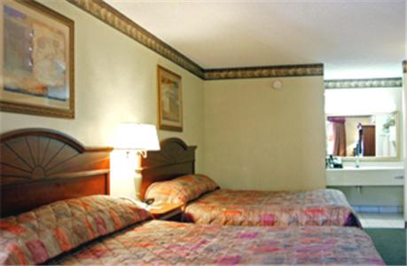 Queen Room with Two Queen Beds - Non-Smoking image 2