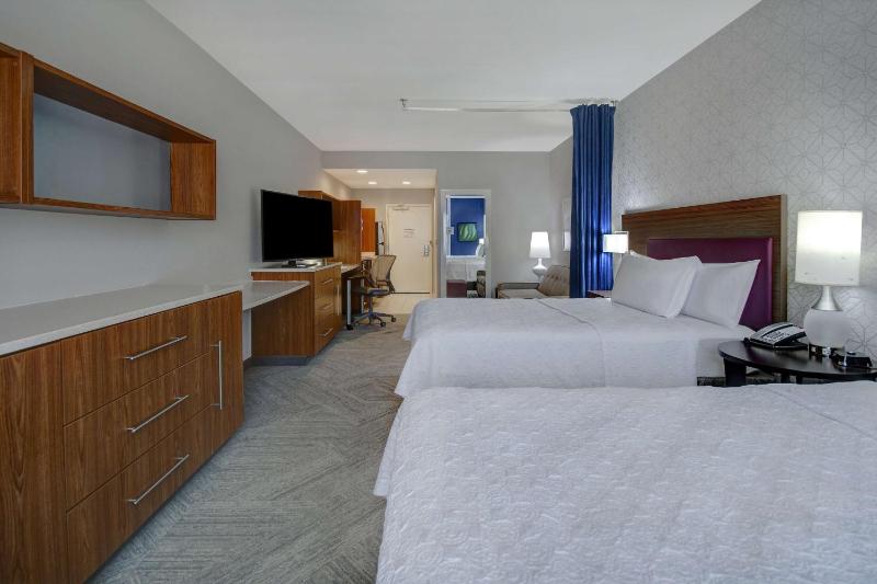 Queen Studio with Two Queen Beds - Non-Smoking image 3