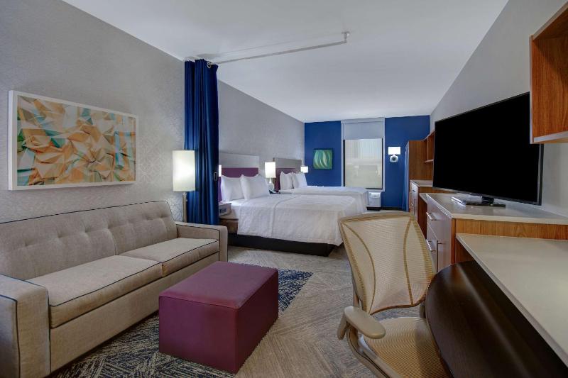 Queen Studio with Two Queen Beds - Non-Smoking image 4