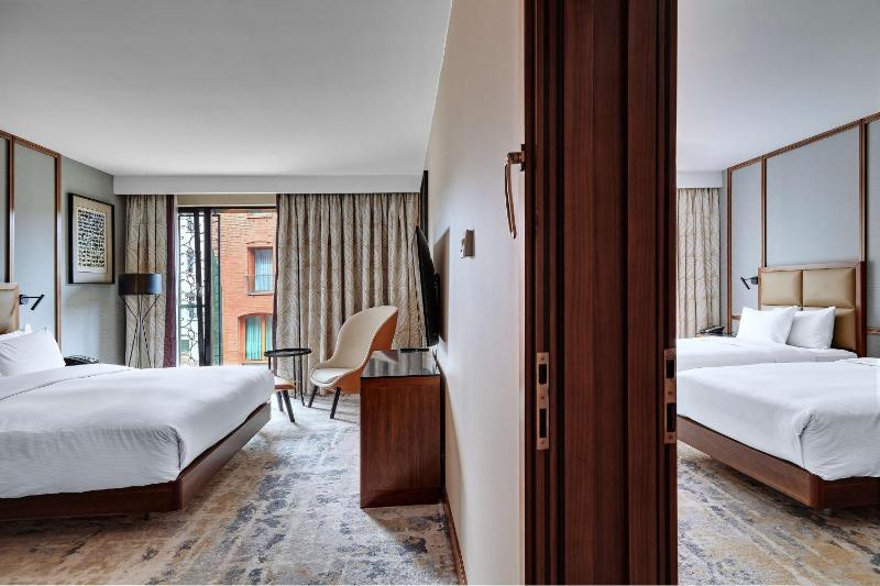 Family King Room with Two Twin Beds image 1