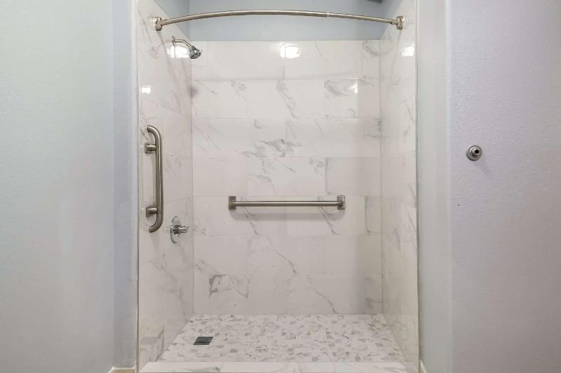 Queen Room - Disability Access image 2