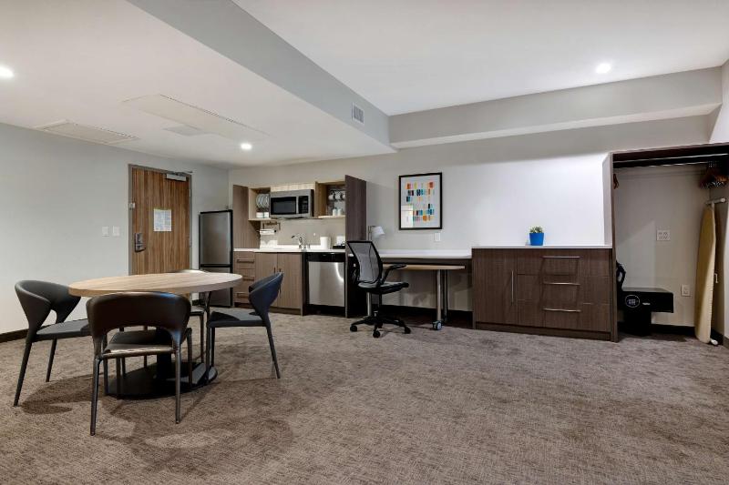 Queen Suite - Non-Smoking image 1