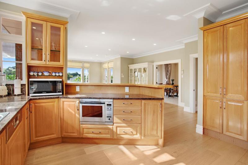 Grande Vista 5Br Manor with Pool & Mt Eden Views - image 8