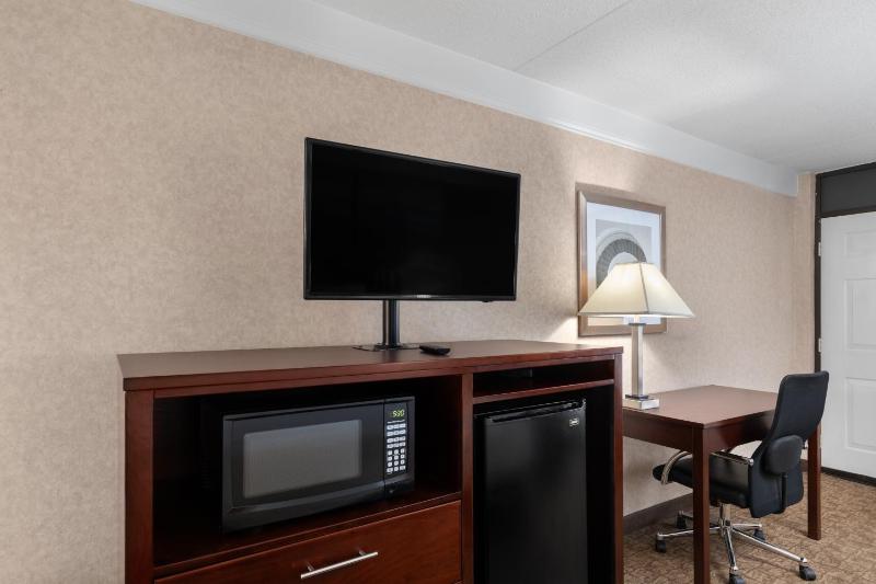 King Room with Bath Tub - Disability Access Room/Non-Smoking image 3