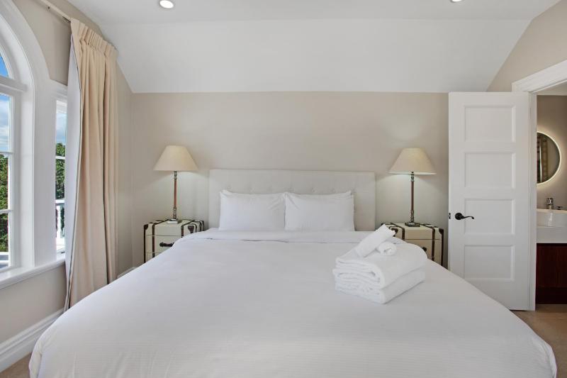 Grande Vista 5Br Manor with Pool & Mt Eden Views - image 13